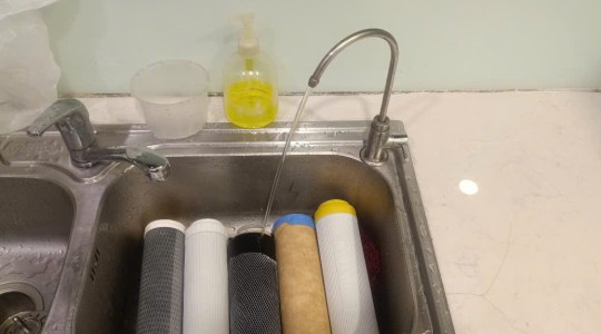 Nước máy lọc nước có mùi hôi: Nguyên nhân và cách xử lý